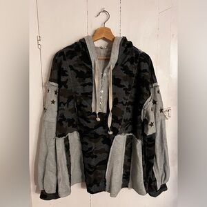 POL Camo and Star hooded sweatshirt